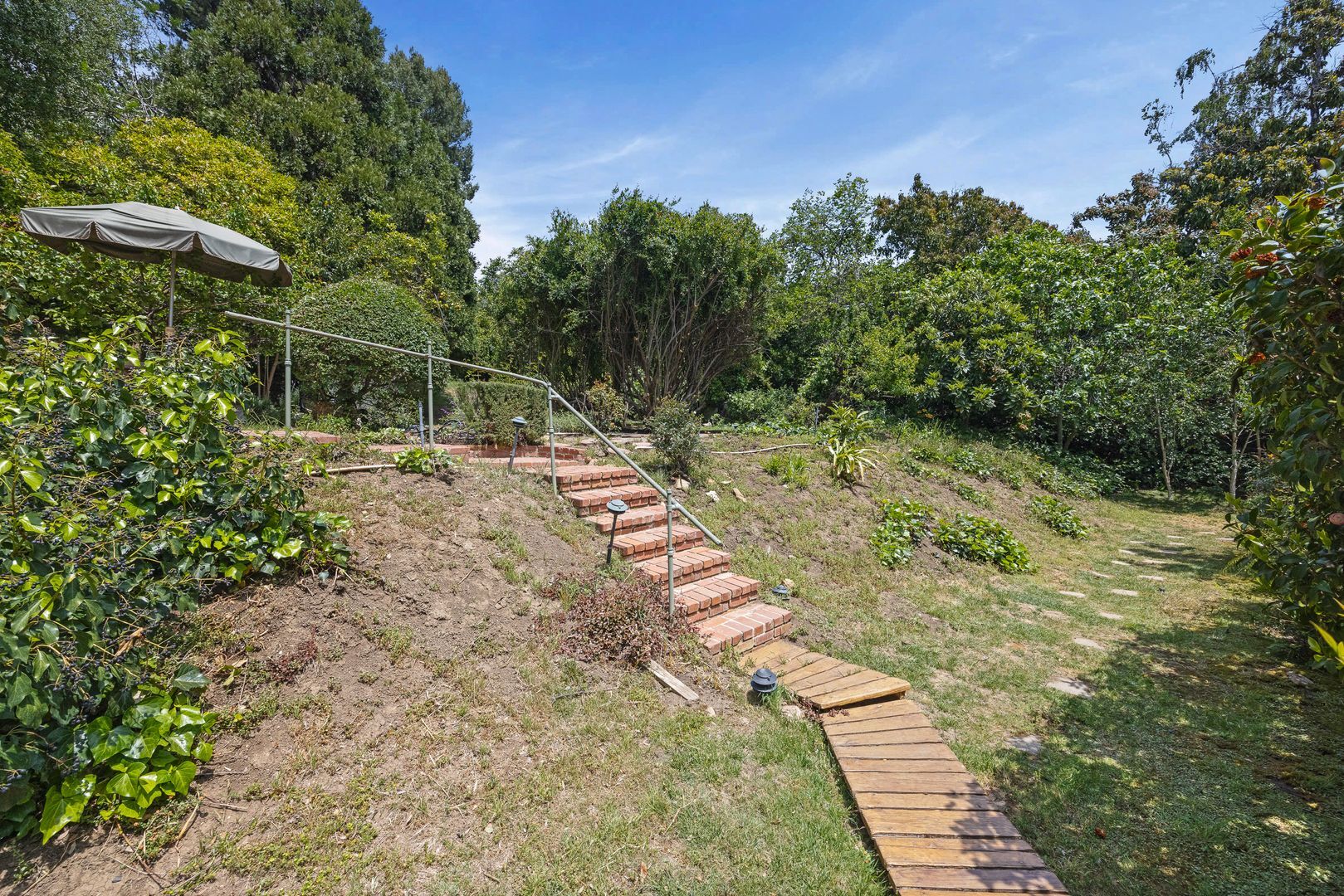 Building Photo - Classic Mid-Century home moments from Fryman Canyon