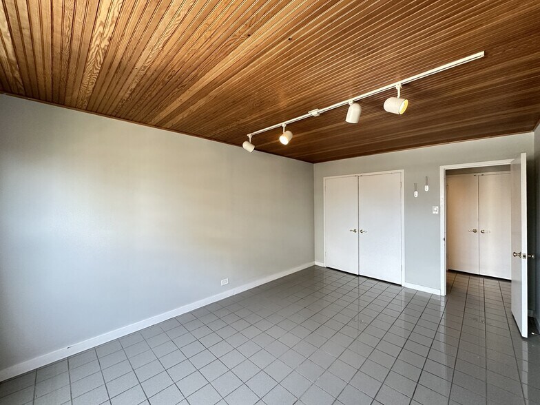 Building Photo - 428 W Wellington Ave