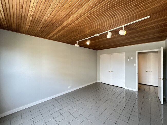 Building Photo - 428 W Wellington Ave
