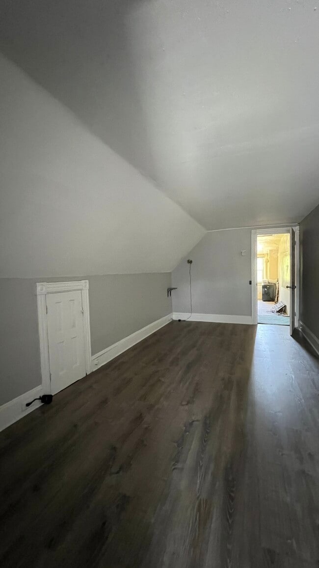 Building Photo - 213 6th St