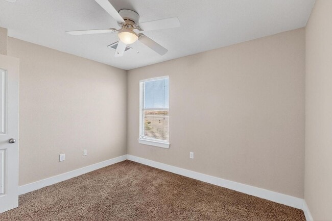 Building Photo - Two story 3 bedroom 2.5 bath in Santa Tere...