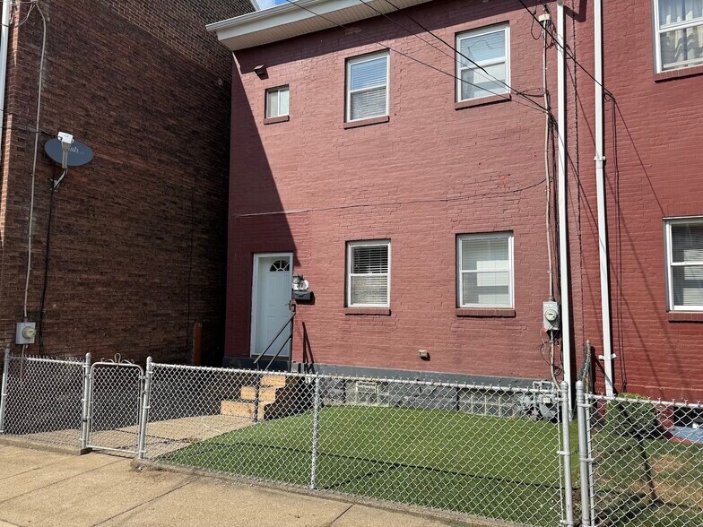 Front of House - 117 44th St