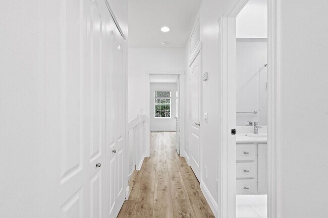 Building Photo - 354 Jacaranda Dr