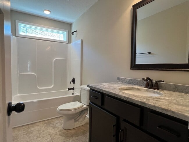 Building Photo - Beautiful Home that looks Brand New