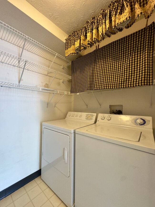 Building Photo - Charming 2 Bedroom/2 Bathroom Unit Apartment with In-Unit Laundry in Owings Mills, MD!