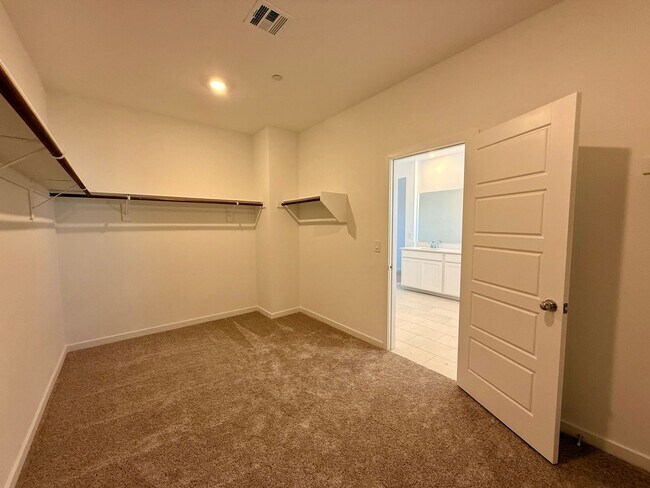 Building Photo - 4 BED 3.5 BATH 2 CAR GARAGE HOME w/ LOFT, ...