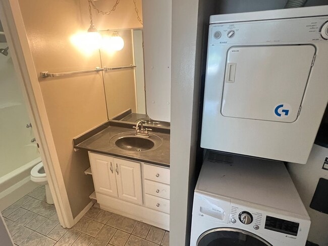 Building Photo - 2 Bedroom Condo in Colony West - Available...