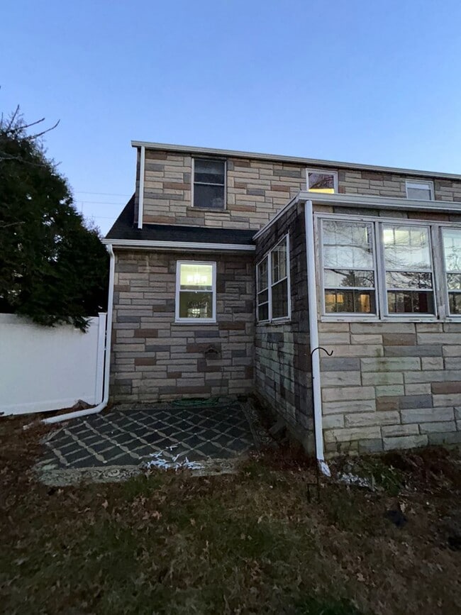 Building Photo - Amazing house with Garage