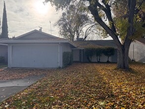 Building Photo - 3BR 1BA w/ 2 Car Garage + Fenced Yard in West Sacramento