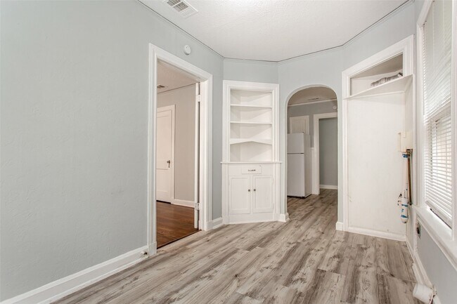 Building Photo - 5705 Ross Ave