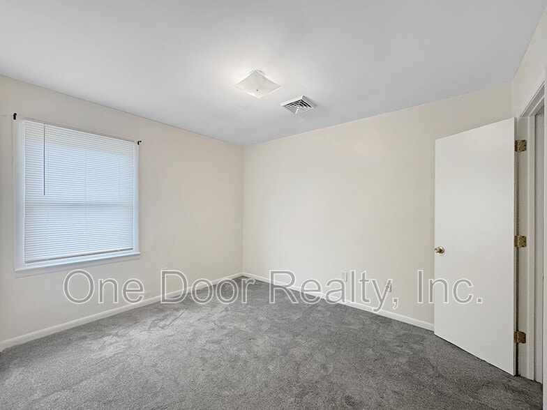 Building Photo - 105 Walker Dr