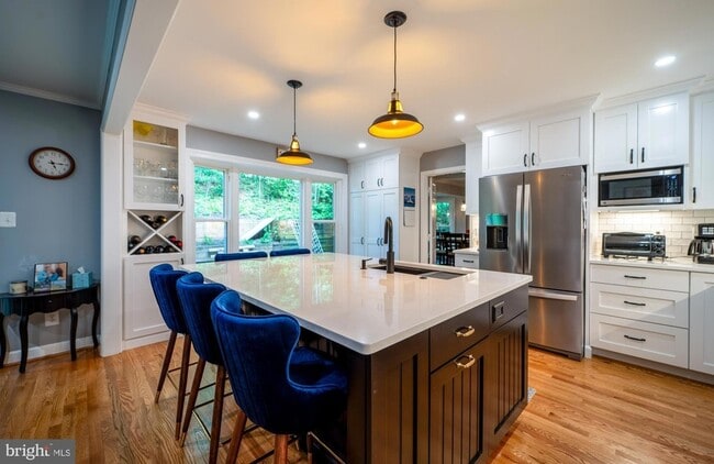 Building Photo - 2235 Abbotsford Dr