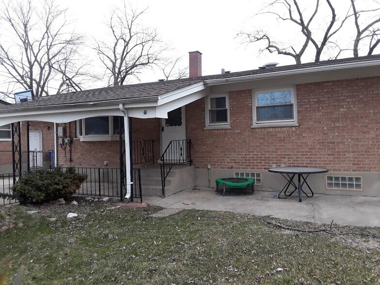 Building Photo - 812 Chicago Rd