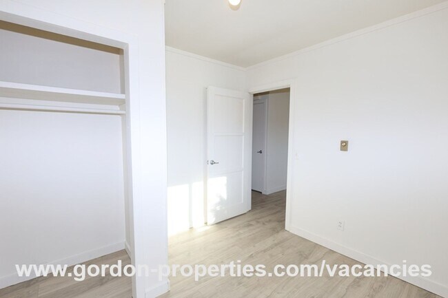 Building Photo - SE Arista Dr - Single level 1 bedroom apartment with den/office in the heart of Oak Grove