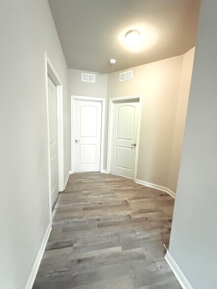 Building Photo - 443 Hayes St