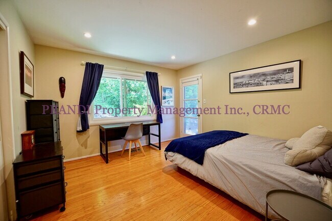 Building Photo - Spacious Greenbrae View Home with Privacy ...
