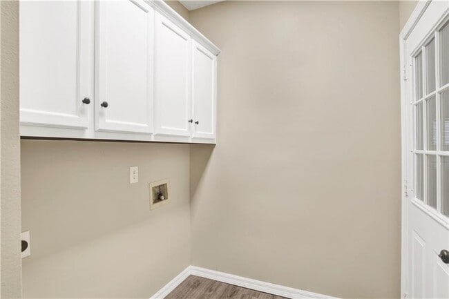 Building Photo - 708 Monarch Dr W