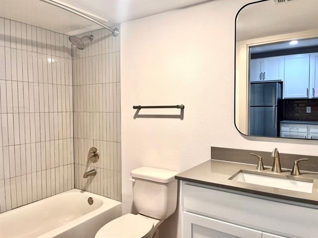 Building Photo - 125 E 8th St