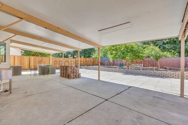 Building Photo - Completely Renovated 4-Bedroom Home with M...