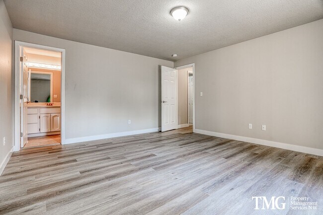 Building Photo - **MI Special: Feb Rent Free!!** 4 Bed 2.5 Bath Home Near Parks, Shopping, and Dining. Main Level ...