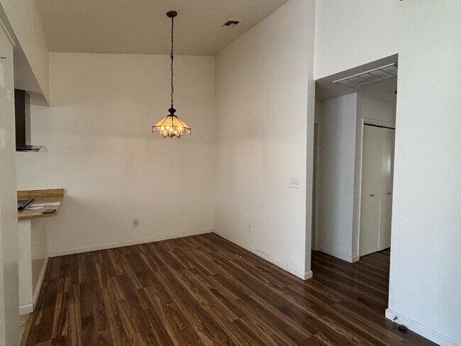 Building Photo - 2 Bedroom Townhouse Available NOW for $1795!