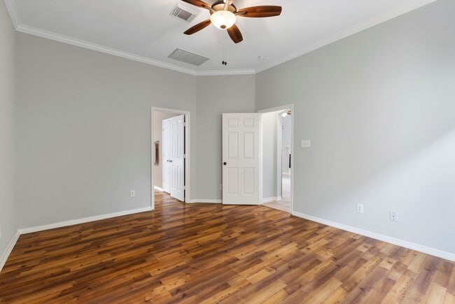 Building Photo - 6 E Cottage Green St