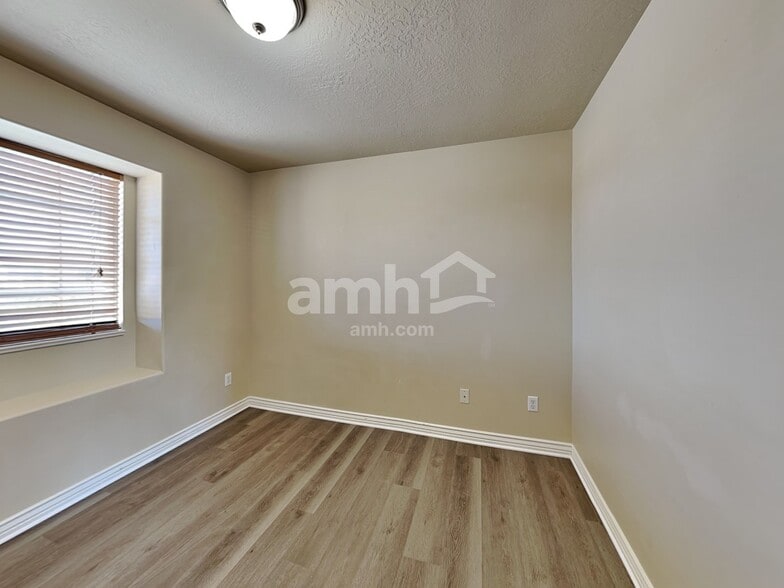 Building Photo - 340 W Oaks Dr