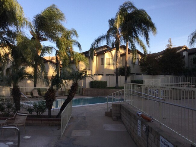 Building Photo - 2 Bedroom 2.5 Bathroom Condo in Canyon Crest