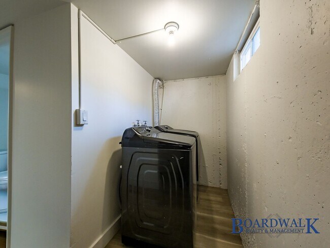 Building Photo - Spacious 4-Bed Home with Basement & Covered Patio