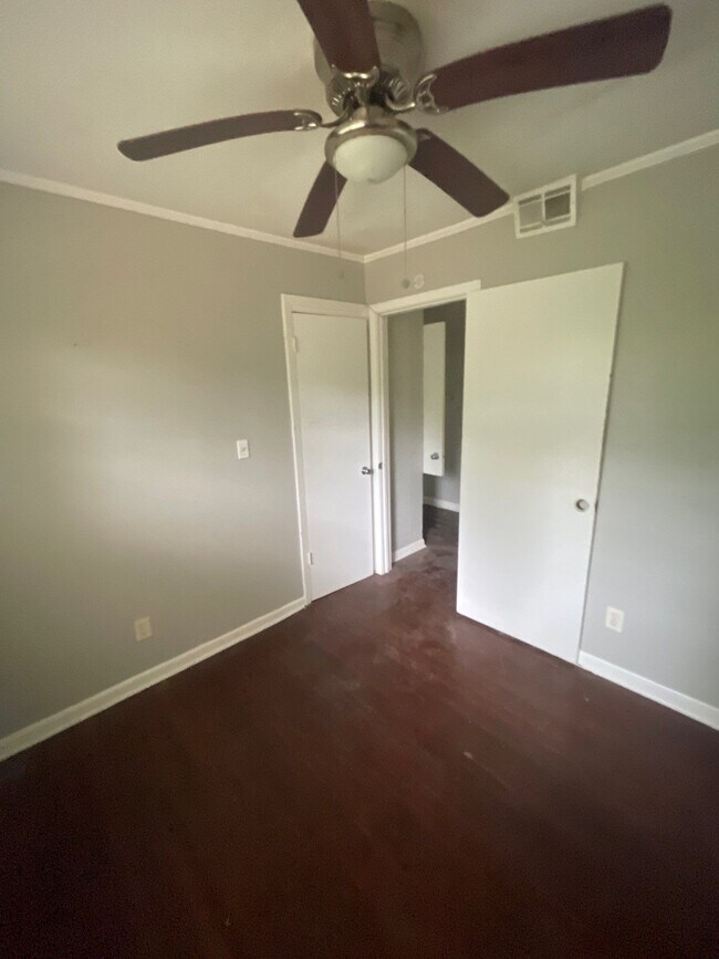 Building Photo - 2718 E Benwood Dr