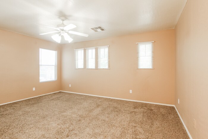 Building Photo - 15066 W Bloomfield Rd