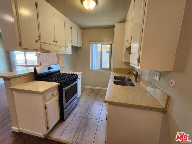 Building Photo - 7925 Vineland Ave