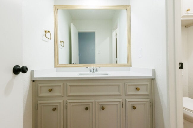 Building Photo - Newly Remodeled Modern 2 bedroom with a garage