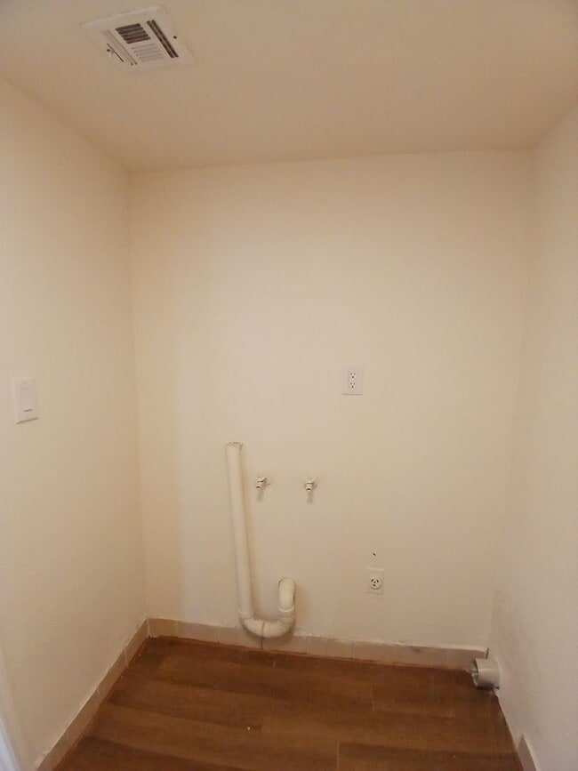 Building Photo - 305 N Lake Ave