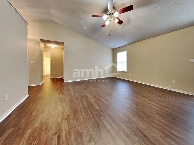 Building Photo - 2265 Lakecrest Dr