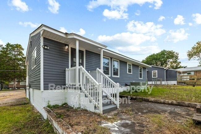 Building Photo - 2421 Circle Dr