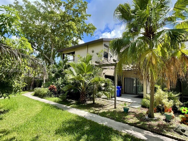 Building Photo - 2160 Bayberry Dr