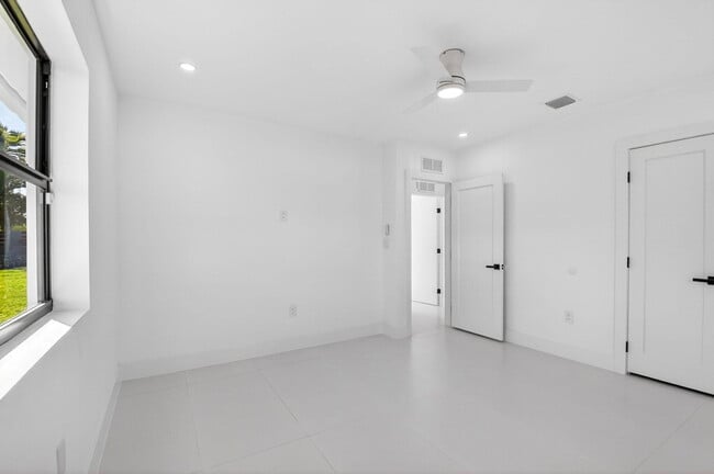 Building Photo - 1410 Beta Ct N