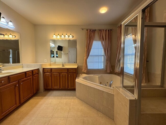Building Photo - Stunning 4 Bed 3.5 Bath Brick Townhome In ...