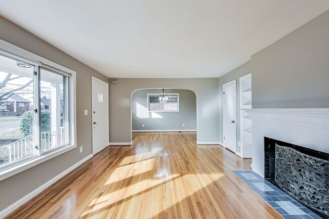 Building Photo - Spacious 3BR/2BA Rambler with Heated Sun-room and Slate Patio!