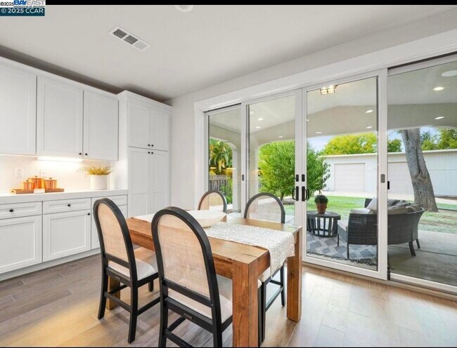 Building Photo - 1588 Alamo Way