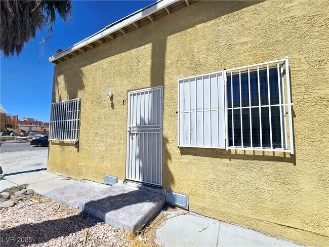 Building Photo - 331 S 9th St
