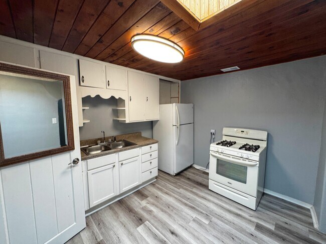 Building Photo - 426 Headingly Ave NW