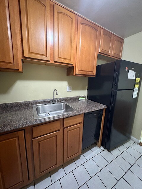 Building Photo - Beautiful hardwood floors and new appliances!