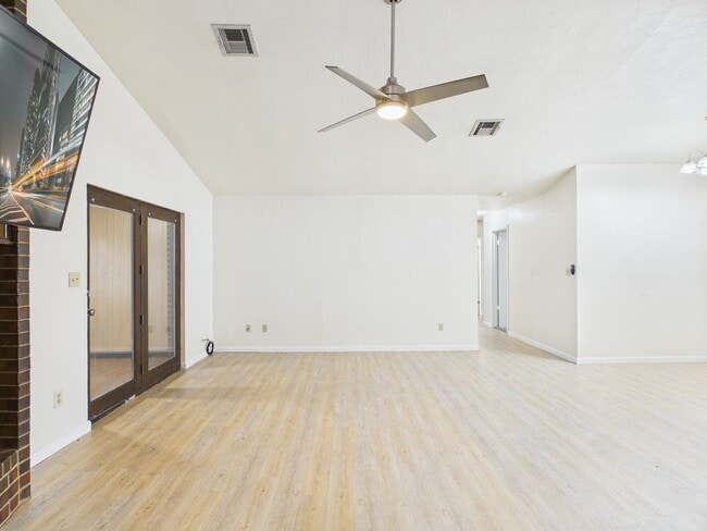 Building Photo - 3904 SW Parkridge Blvd