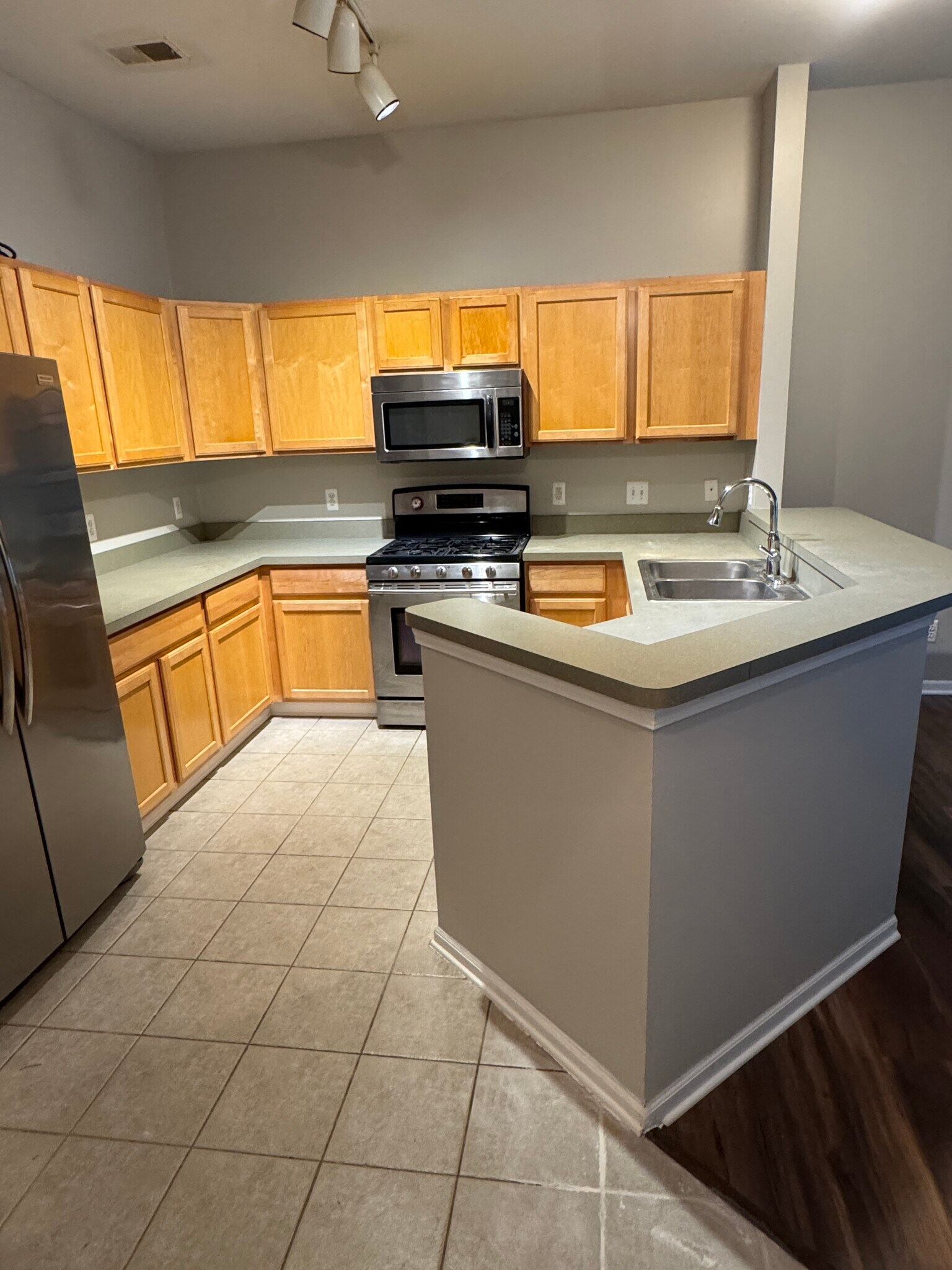 Open Kitchen with Gas Range, dishwasher/dishwasher/fridge - 2838 S Knightsbridge Cir