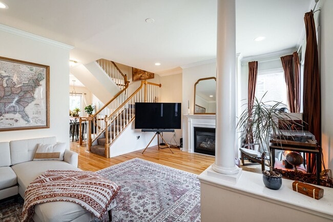 Building Photo - Live steps from Lake Michigan in this spac...