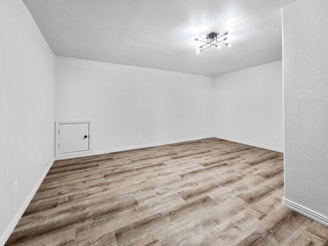 Building Photo - Immaculate 4-Bedroom Home with Luxury Upgr...