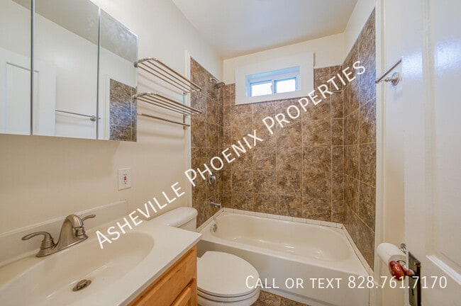 Building Photo - 10 Enka Oak St