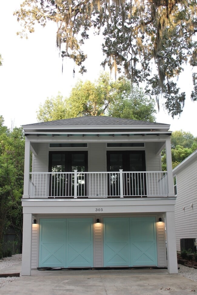 Building Photo - Luxury 4 Bed / 4 Bath Bungalow Cottage -- ...